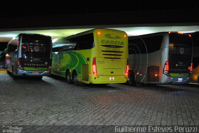Viação Garcia 7839 na cidade de Santa Cruz do Rio Pardo, São Paulo, Brasil, por Guilherme Esteves Peruzzi. Número da foto: #4748827.