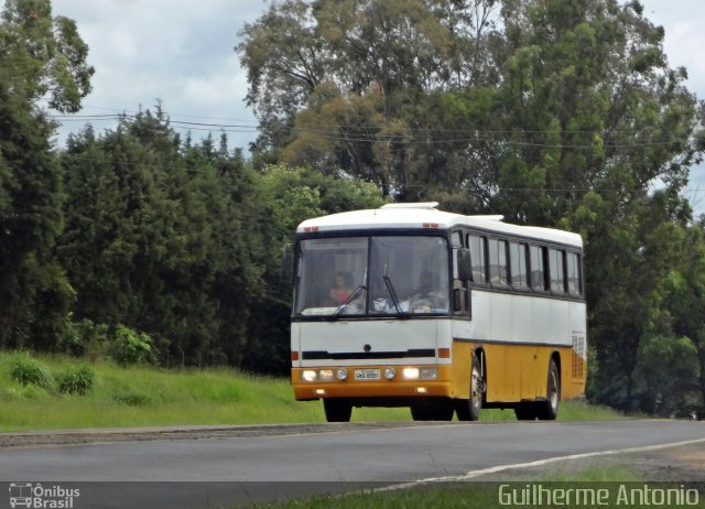 Ônibus Particulares 8991 na cidade de Araxá, Minas Gerais, Brasil, por Guilherme Antonio. Número da foto: #4762848.