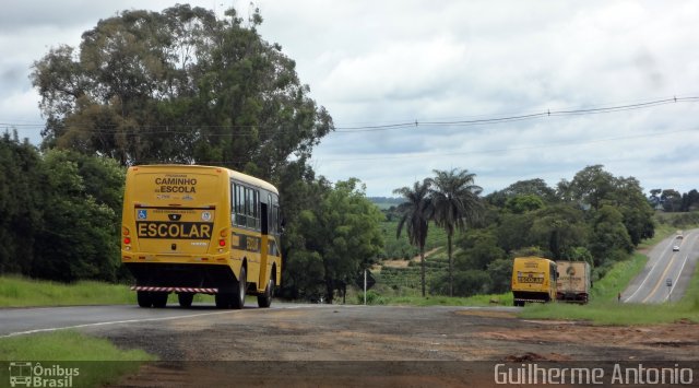 Escolares  na cidade de Araxá, Minas Gerais, Brasil, por Guilherme Antonio. Número da foto: #4762860.