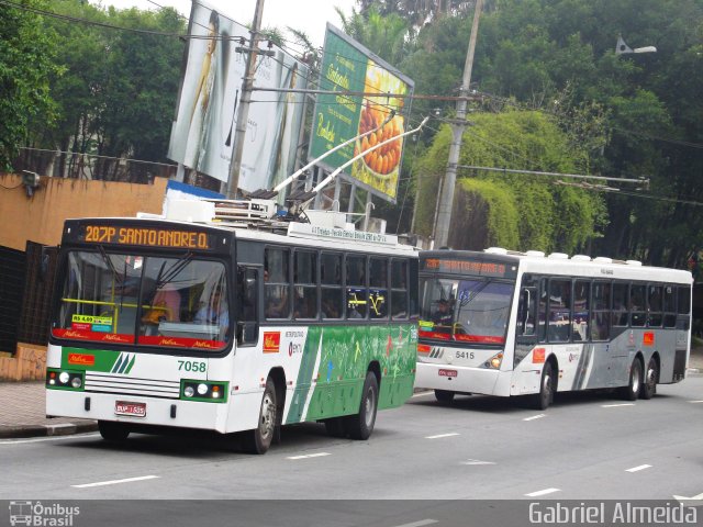 Metra - Sistema Metropolitano de Transporte 7058 na cidade de Santo André, São Paulo, Brasil, por Gabriel Almeida. Número da foto: #4797276.