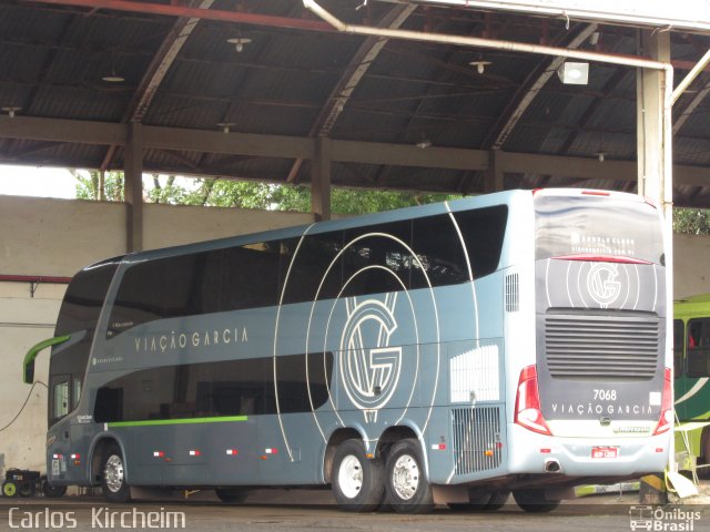 Viação Garcia 7068 na cidade de Foz do Iguaçu, Paraná, Brasil, por Carlos Kircheim. Número da foto: #4796301.