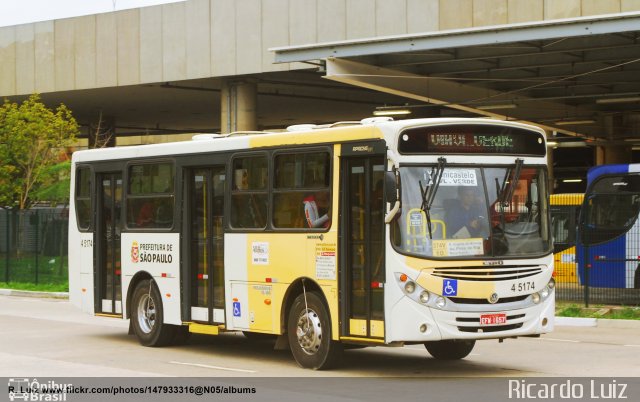 Allibus Transportes 4 5174 na cidade de São Paulo, São Paulo, Brasil, por Ricardo Luiz. Número da foto: #5426316.