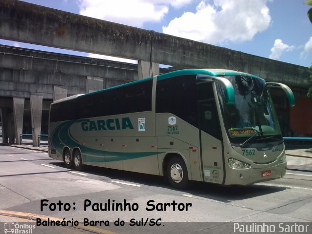 Viação Garcia 7562 na cidade de Curitiba, Paraná, Brasil, por Paulinho Sartor. Número da foto: #5393042.