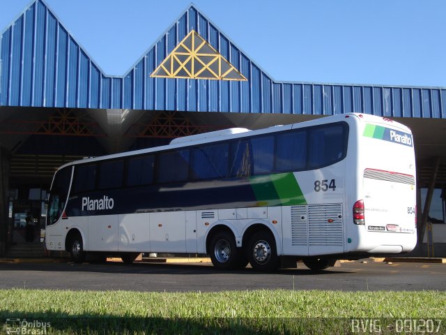 Planalto Transportes 854 na cidade de Pato Branco, Paraná, Brasil, por Rodrigo Augusto  Vignaga. ID da foto: 5461528.