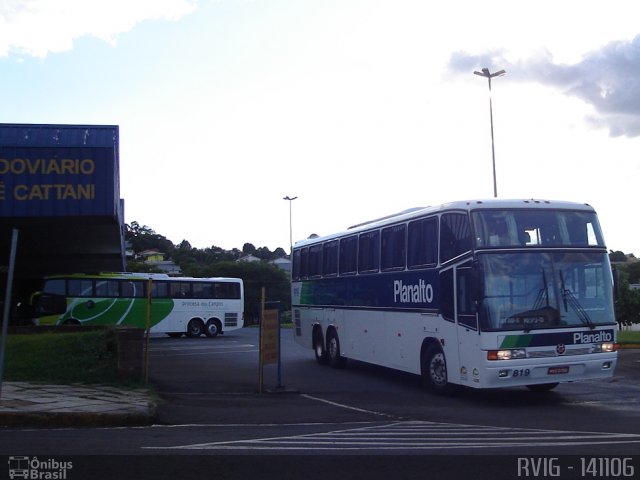 Planalto Transportes 819 na cidade de Pato Branco, Paraná, Brasil, por Rodrigo Augusto  Vignaga. ID da foto: 5461525.