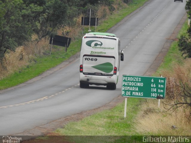 Viação Continental de Transportes 1069 na cidade de Perdizes, Minas Gerais, Brasil, por Gilberto Martins. ID da foto: 5500322.