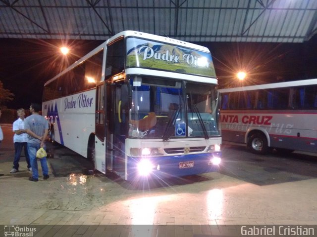 Padre Vitor Transporte e Turismo 4000 na cidade de Varginha, Minas Gerais, Brasil, por Gabriel Cristian. ID da foto: 5508111.