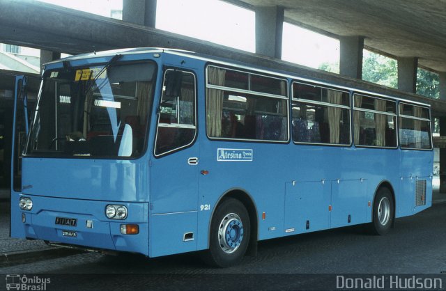 Atesina 921 na cidade de Brasil, por Donald Hudson. Número da foto: #5513286.