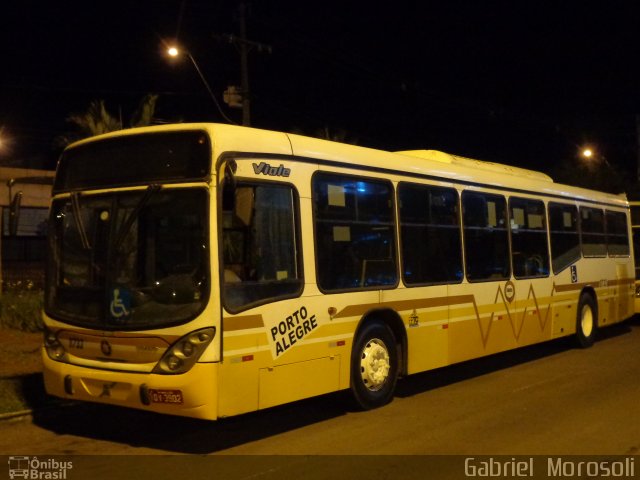 Companhia Carris Porto-Alegrense 0733 na cidade de Porto Alegre, Rio Grande do Sul, Brasil, por Gabriel  Morosoli. Número da foto: #5520601.