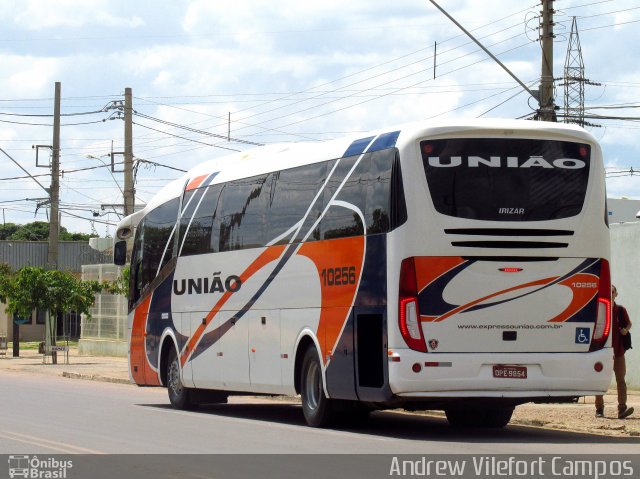 Expresso União 10256 na cidade de Pirapora, Minas Gerais, Brasil, por Andrew Campos. Número da foto: #5526157.