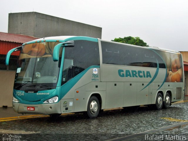 Viação Garcia 7054 na cidade de Londrina, Paraná, Brasil, por Rafael Martins. ID da foto: 5478267.