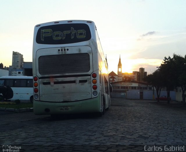 Ônibus Particulares 8621 na cidade de Caxias do Sul, Rio Grande do Sul, Brasil, por Carlos Gabriel. Número da foto: #5537745.