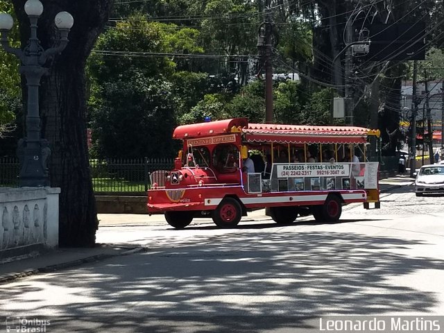 Ônibus Particulares Trenzinho Imperial na cidade de Petrópolis, Rio de Janeiro, Brasil, por Leonardo Correa Gomes Martins. ID da foto: 5563562.