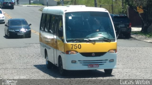 Escolares 750 na cidade de Curitiba, Paraná, Brasil, por Lucas Weber Calizario. ID da foto: 5564380.