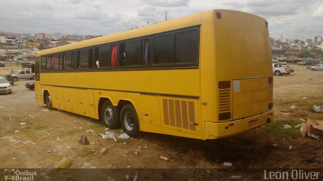 Ônibus Particulares S-N na cidade de Caruaru, Pernambuco, Brasil, por Leon Oliver. ID da foto: 5570460.