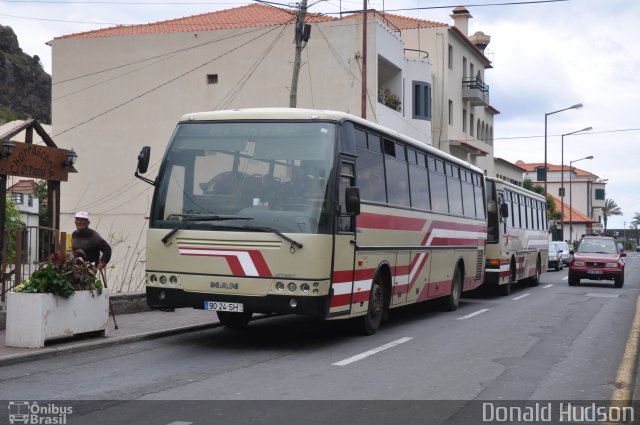 Rodoeste - Transportadora Rodoviária da Madeira  na cidade de Ribeira Brava, Madeira, Portugal, por Donald Hudson. ID da foto: 5584575.