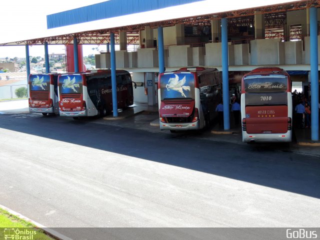 Expresso São Luiz 7010 na cidade de Rio Verde, Goiás, Brasil, por Paulo Roberto Sales do Nascimento. Número da foto: #5602633.