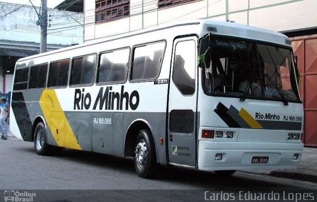 Transturismo Rio Minho RJ 166.066 na cidade de Rio de Janeiro, Rio de Janeiro, Brasil, por Carlos Eduardo Lopes. ID da foto: 5546231.