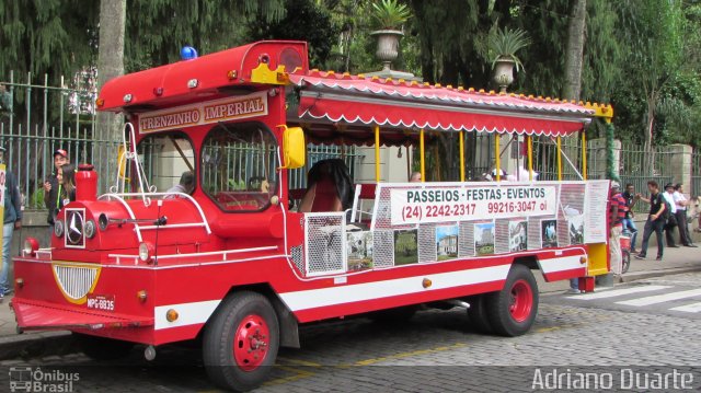 Trenzinho da Serra 8835 na cidade de Petrópolis, Rio de Janeiro, Brasil, por Adriano Duarte. ID da foto: 5553893.