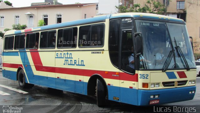 Santa Maria 352 na cidade de Araxá, Minas Gerais, Brasil, por Lucas Borges . Número da foto: #4842967.