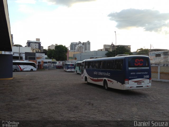 Viação São Cristóvão 2490 na cidade de Divinópolis, Minas Gerais, Brasil, por Daniel Souza. Número da foto: #4858342.