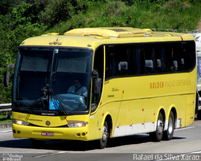 Viação Itapemirim 5097 na cidade de Petrópolis, Rio de Janeiro, Brasil, por Rafael da Silva Xarão. ID da foto: 4871440.