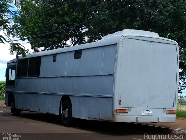 Ônibus Particulares 7565 na cidade de Cambé, Paraná, Brasil, por Rogério César. Número da foto: #4820092.