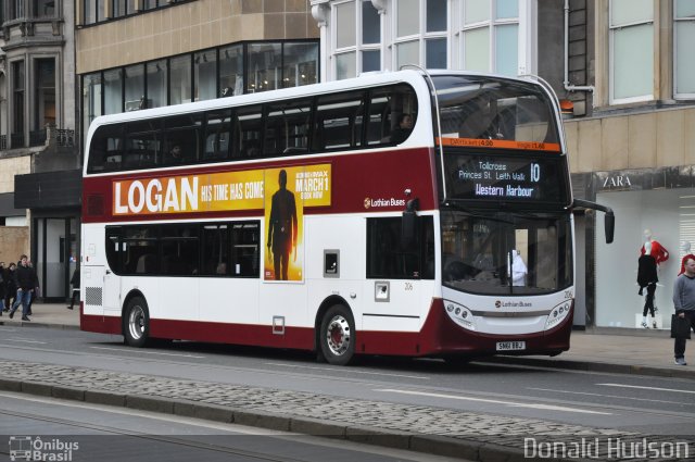 Lothian Buses 206 na cidade de Edinburgh, Edinburgh, Escócia, por Donald Hudson. Número da foto: #4927246.