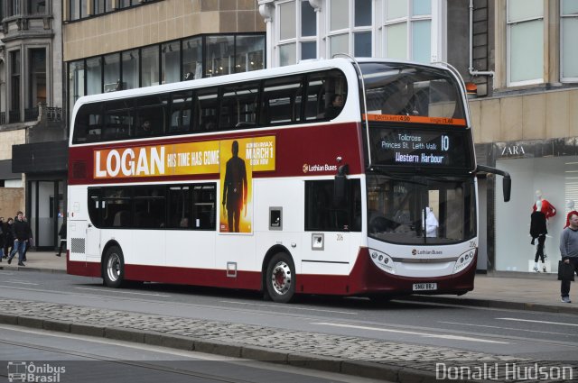 Lothian Buses 206 na cidade de Edinburgh, Edinburgh, Escócia, por Donald Hudson. ID da foto: 4927246.