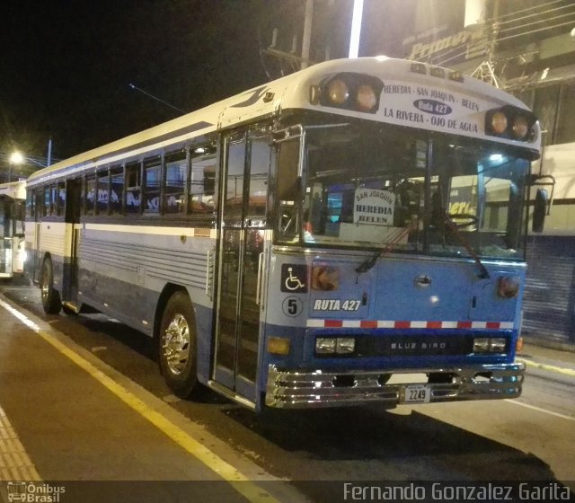 Ônibus Particulares 5 na cidade de Alto Paraíso de Goiás, Goiás, Brasil, por Fernando Gonzalez Garita. ID da foto: 4927463.