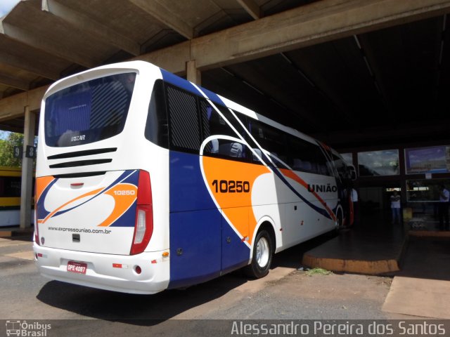 Expresso União 10250 na cidade de Araguari, Minas Gerais, Brasil, por Alessandro Pereira dos Santos. Número da foto: #4929234.