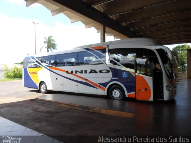 Expresso União 10250 na cidade de Araguari, Minas Gerais, Brasil, por Alessandro Pereira dos Santos. ID da foto: 4933397.