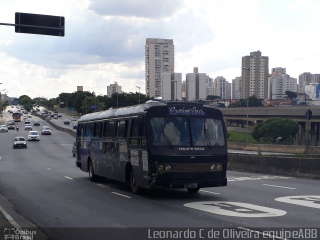 Ônibus Particulares UBER BARBER BUS na cidade de São Paulo, São Paulo, Brasil, por Eduardo de Oliveira. Número da foto: #4950417.