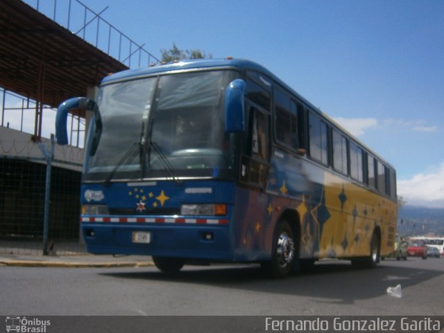 Ônibus Particulares 00 na cidade de Alto Paraíso de Goiás, Goiás, Brasil, por Fernando Gonzalez Garita. Número da foto: #4991610.