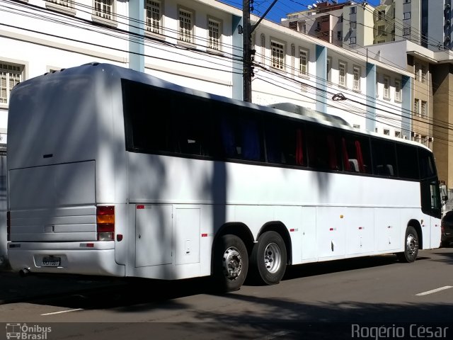 Ônibus Particulares 1067 na cidade de Londrina, Paraná, Brasil, por Rogério César. Número da foto: #5002721.