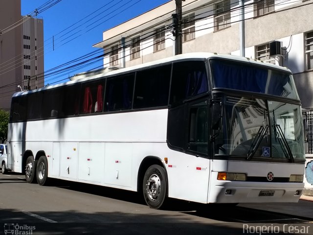Ônibus Particulares 1067 na cidade de Londrina, Paraná, Brasil, por Rogério César. Número da foto: #5002733.