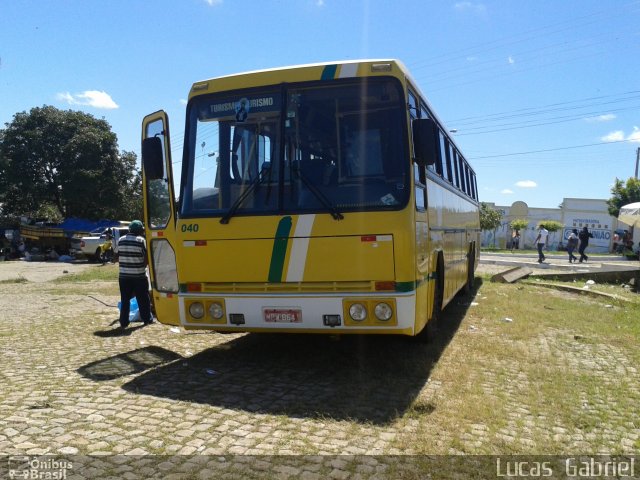 Maurício Turismo 040 na cidade de Santa Cruz dos Milagres, Piauí, Brasil, por Lucas Gabriel. ID da foto: 5046590.