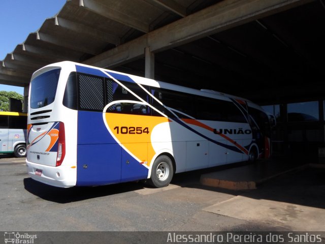 Expresso União 10254 na cidade de Araguari, Minas Gerais, Brasil, por Alessandro Pereira dos Santos. ID da foto: 5085530.