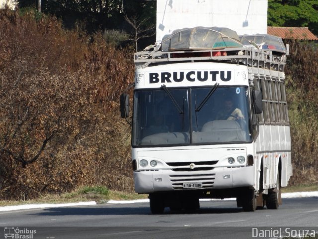 Motorhomes 4996 na cidade de Divinópolis, Minas Gerais, Brasil, por Daniel Souza. Número da foto: #5087154.