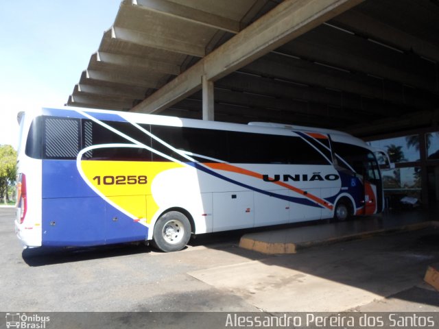 Expresso União 10258 na cidade de Araguari, Minas Gerais, Brasil, por Alessandro Pereira dos Santos. ID da foto: 5088518.