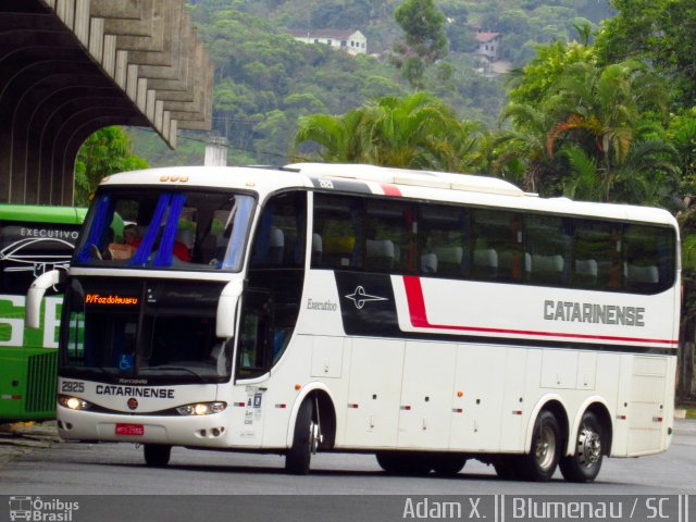 Auto Viação Catarinense 2925 na cidade de Blumenau, Santa Catarina, Brasil, por Adam Xavier Rodrigues Lima. ID da foto: 5035273.