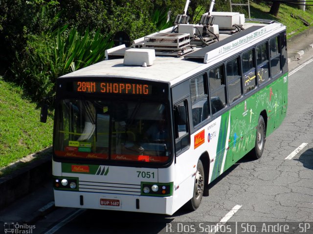 Metra - Sistema Metropolitano de Transporte 7051 na cidade de Santo André, São Paulo, Brasil, por Rafael Santos. Número da foto: #5037680.