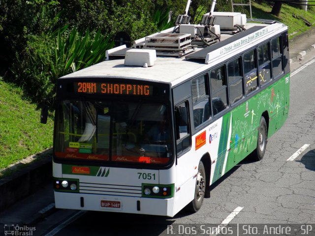 Metra - Sistema Metropolitano de Transporte 7051 na cidade de Santo André, São Paulo, Brasil, por Rafael Santos. ID da foto: 5037680.