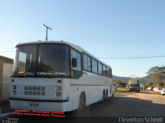 Ônibus Particulares 7239 na cidade de São João do Polêsine, Rio Grande do Sul, Brasil, por Cleverton Schmitt. Número da foto: #5122652.