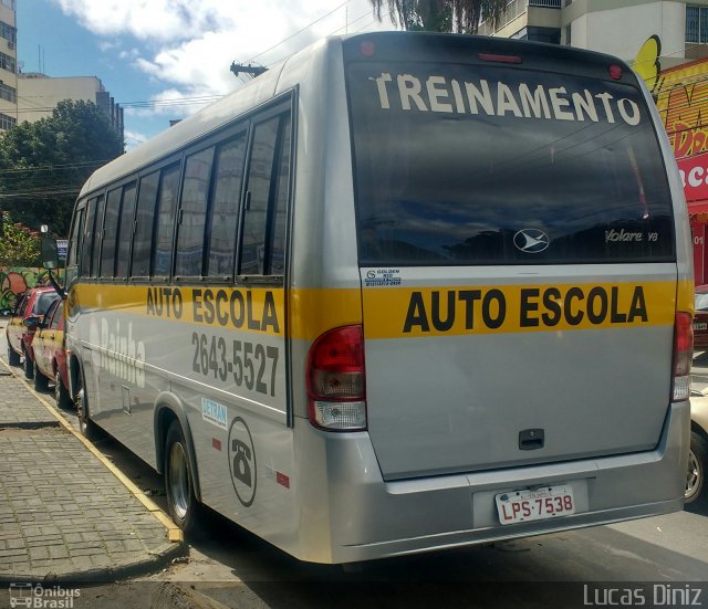 Auto-Escola Rainha LPS7538 na cidade de Teresópolis, Rio de Janeiro, Brasil, por Lucas Diniz. Número da foto: #5199861.
