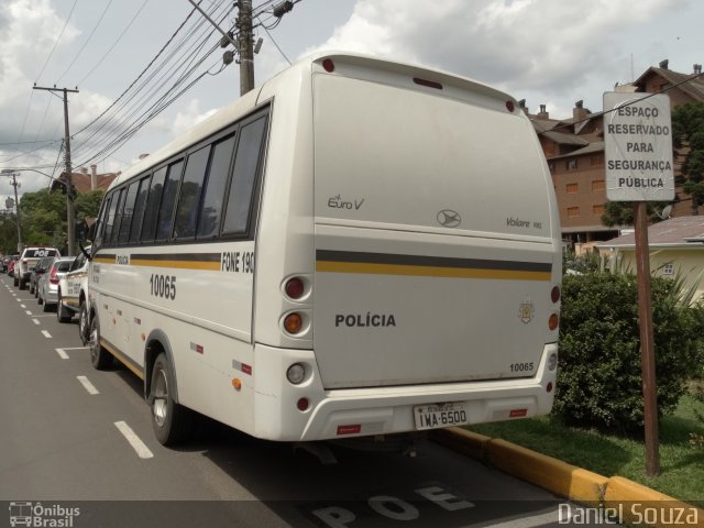 Brigada Militar 10065 na cidade de Gramado, Rio Grande do Sul, Brasil, por Daniel Souza. Número da foto: #5214801.
