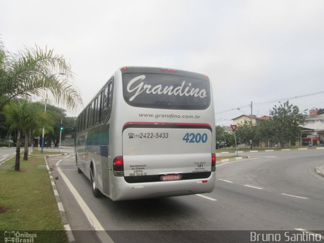 Grandino Transportes 4200 na cidade de Taboão da Serra, São Paulo, Brasil, por Bruno Santino. Número da foto: #5176490.