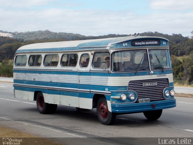 Ônibus Particulares 64 na cidade de Florestal, Minas Gerais, Brasil, por Lucas Leite. Número da foto: #5277405.