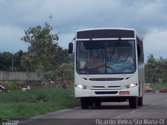 Viação Pioneira 191385 na cidade de Santa Maria, Distrito Federal, Brasil, por Ricardo Vieira. Número da foto: #5281255.