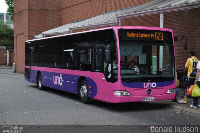 Uno - University Bus 312 na cidade de Welwyn Garden City, Hertfordshire, Inglaterra, por Donald Hudson. Número da foto: #5283013.